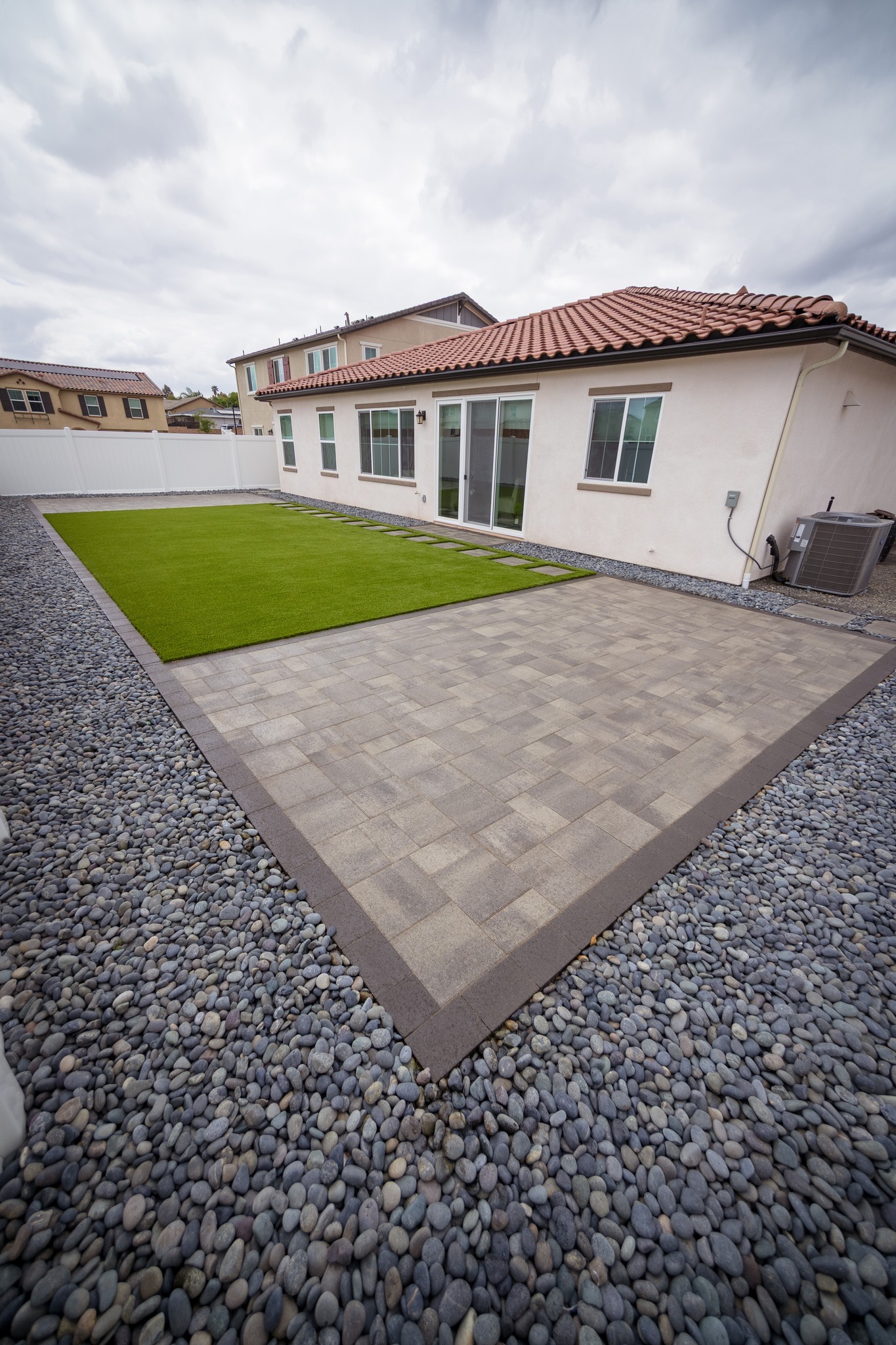 Fresh installed backyard turf & pavers in San Diego, CA